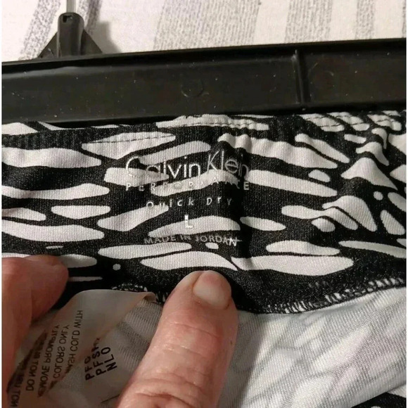 Calvin Klien (L) Capri Leggings Quick Dry W/ Ruching and Butt Definition - Picture 5 of 6